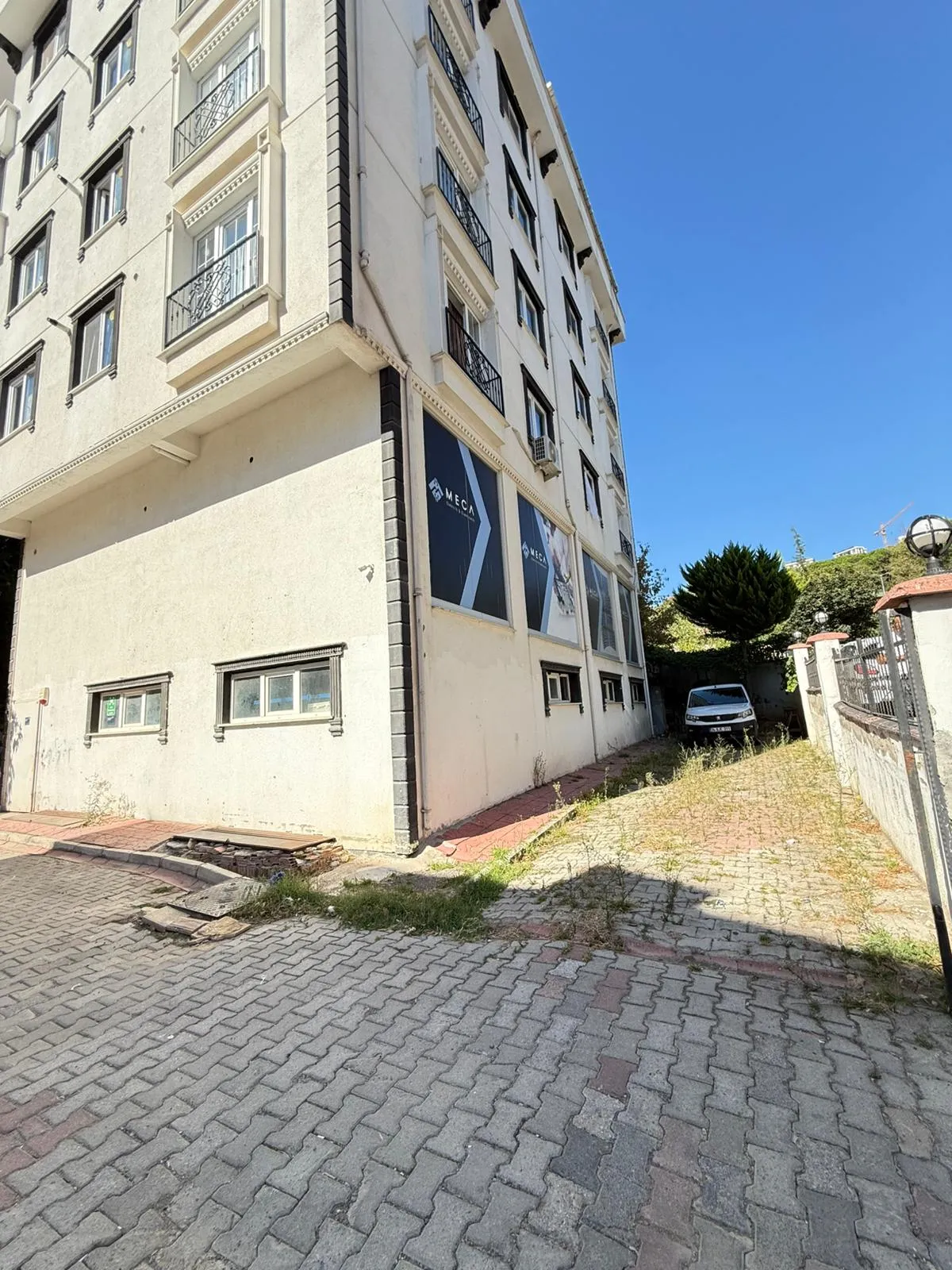 YAKACIK VATANSEVER CADDESİ'NDE SATILIK DÜZ AYAK DEPOLU DÜKKAN